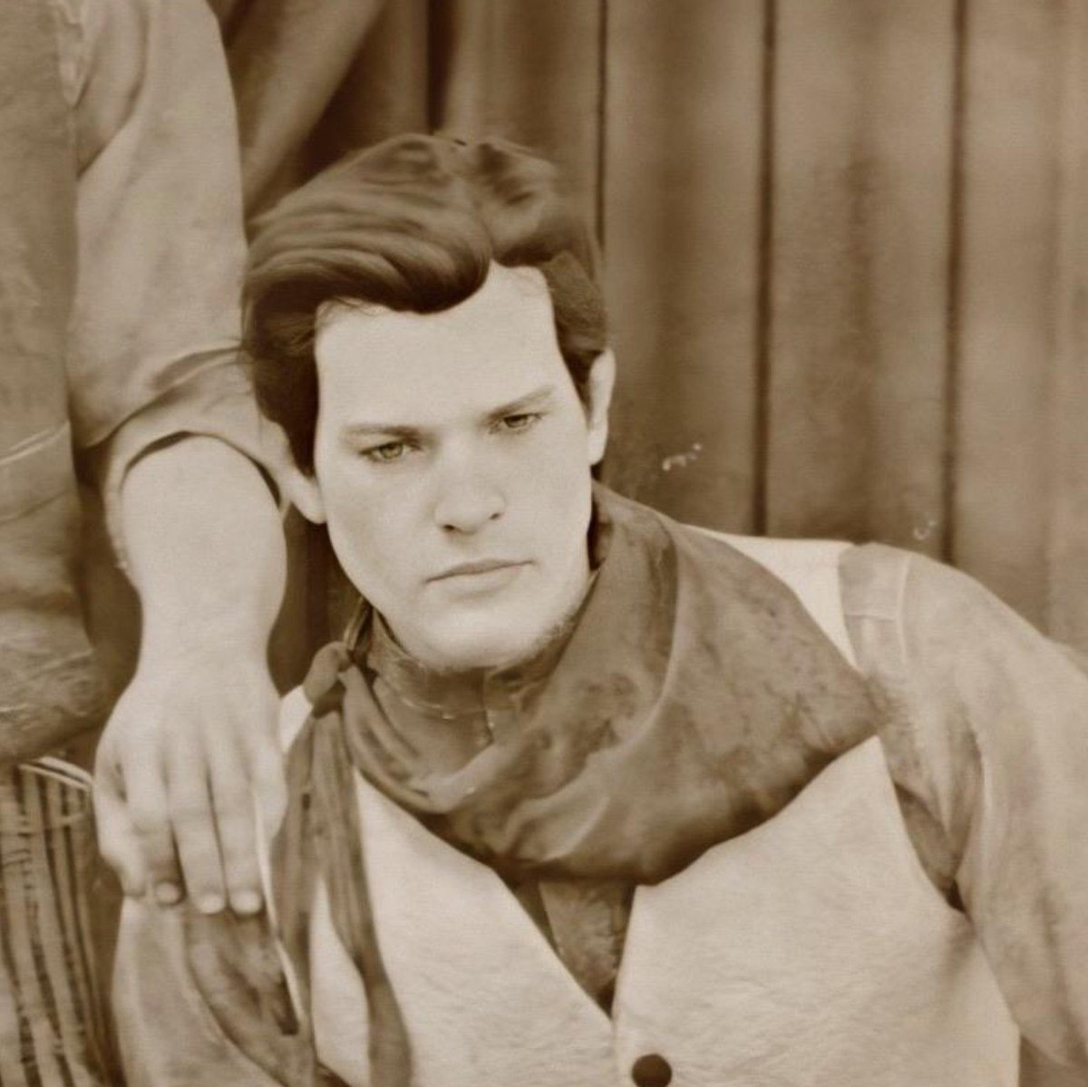 mrythur's tweet photo. Arthur probably looked like this the last time Mary saw him imagine how she felt seeing how beautifully he had aged

her self control is actually insane https://t.co/eRZaPxsuTS