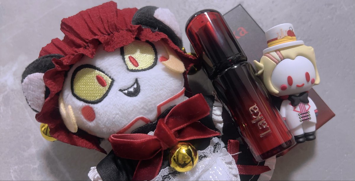 sikanuko12's tweet photo. La////ka の新作💄が個人的にめっちゃhzbnみを感じていたので先行販売買いに行ってきちゃった…！めっちゃ可愛い〜❤️🖤 https://t.co/LEtBr68dGm