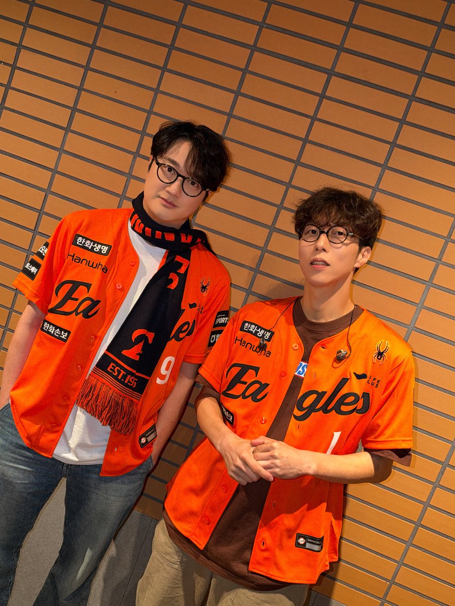 pptnzexpress's tweet photo. 2026시즌 한화 이글스의 홈경기 피날레를 
뜨겁게 장식한 페퍼톤스의 특별한 무대!⚾️🧡

🎼 SET LIST

01. 행복응원타임
02. 행운을 빌어요
03. Superfantastic (심우준 응원가)
04. 뜨거운 안녕 (강백호 응원가)

@pptnznoshel
#페퍼톤스 #PEPPERTONES
#신재평 #이장원
#ShinJaePyung #LeeJangWon
#한화이글스