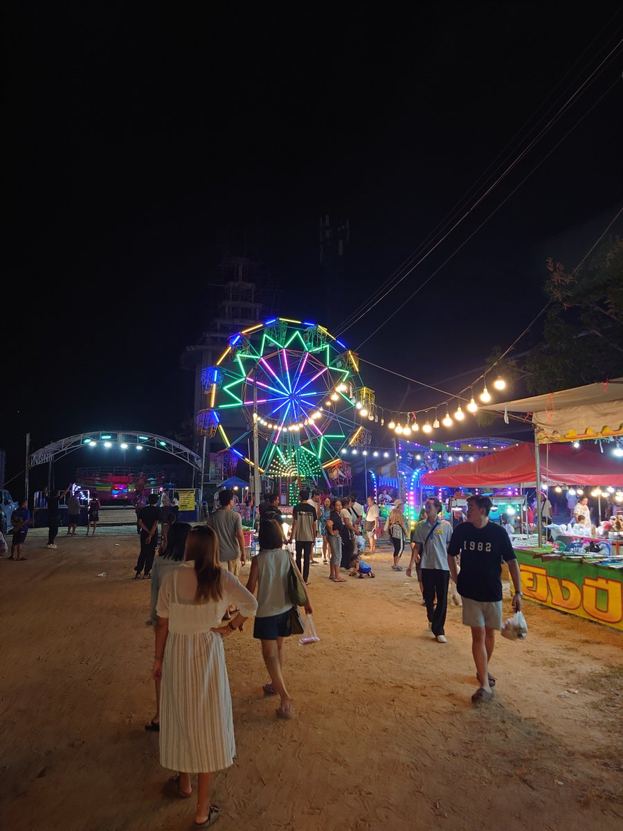 satsuki7750's tweet photo. 初めてお寺のお祭りに、ワット ブン カンチャナーラームに来ました
なかなか盛大です！
外国人はほとんどいません https://t.co/gUpmlW1wyn