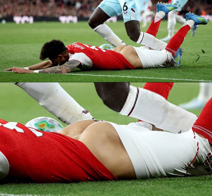 iamAbubakerUg's tweet photo. I will never forget this scenario in Football history🤣🤣🤣 https://t.co/pLJ0xCS50A