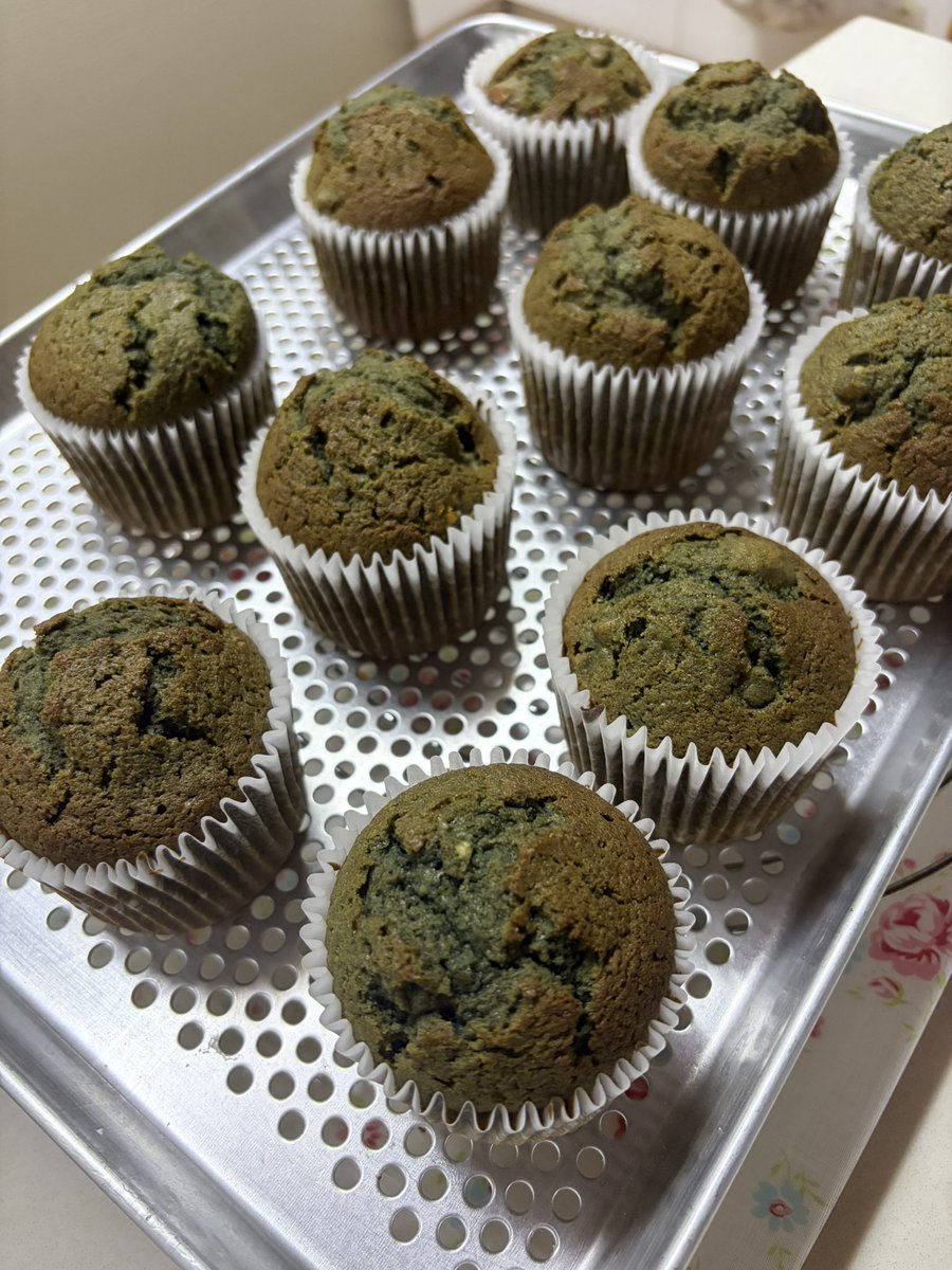 espier_che's tweet photo. 쑥 머핀… 화이트 초콜릿이랑 버터 녹여서 반죽 만들고 밤이랑 팥, 완두 베기로 충전물 넣었는데 적당히 달고 괜찮은듯 https://t.co/eFA6LpdGwb