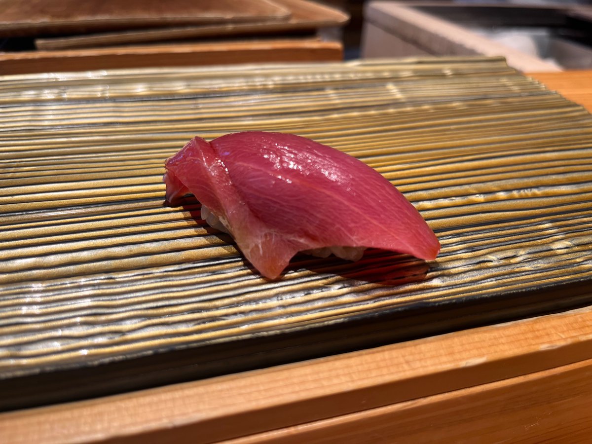 SkywalkTokyo's tweet photo. 久々のカウンター寿司。昔よりは値上がりしたようですが、ランチ8,800円で握り10貫を含む20品以上が出てくるので、十分コスパ良いのではないでしょうか。まんてん鮨＠コレド室町。 https://t.co/iw52GraSKR