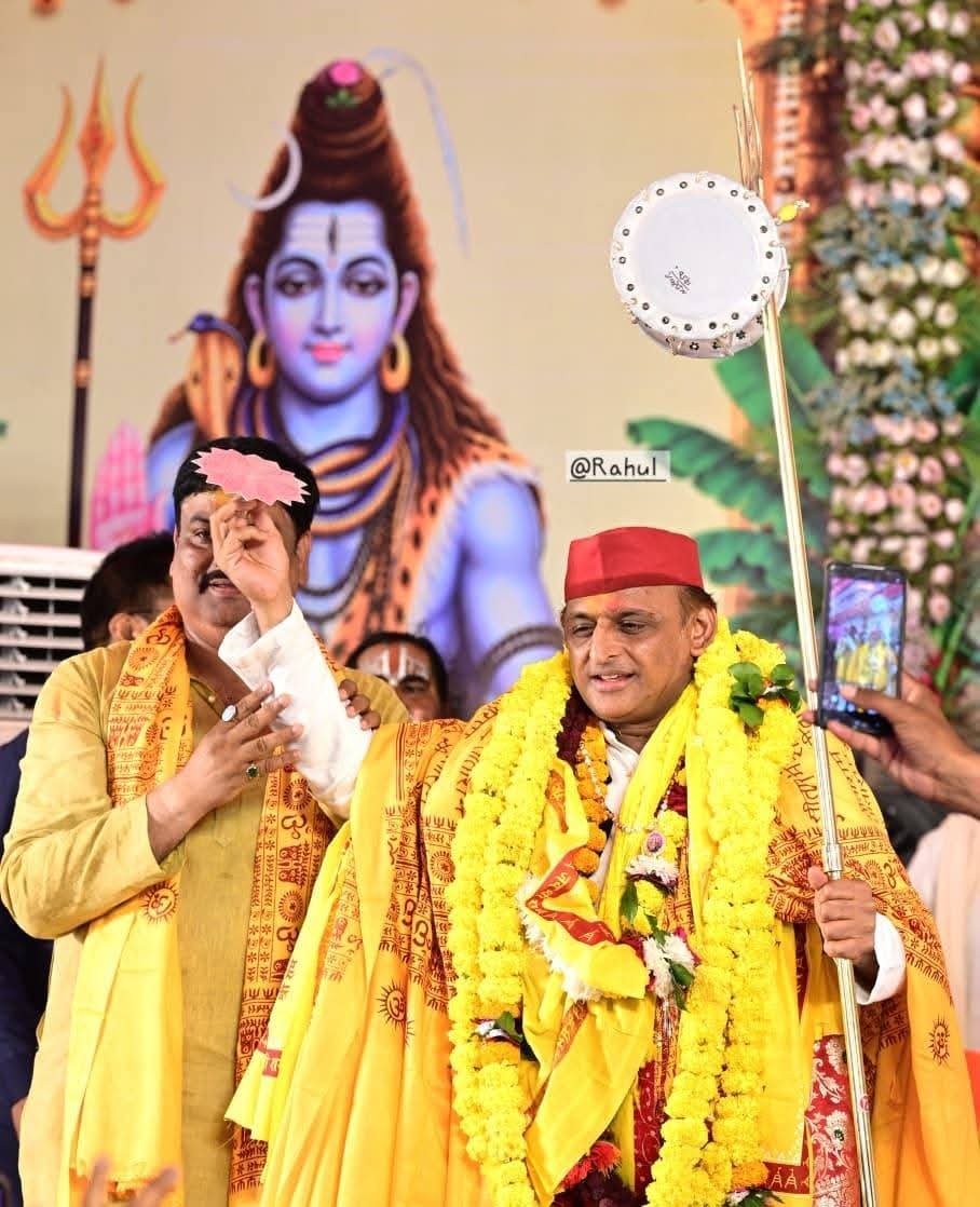 SP_Insider_'s tweet photo. 2024 में बना हुआ मोमेंटम स्वयं अपने पैरो
 से रौंद रहे हैं। जिस PDA के मुद्दे पर राज्य की आधी से ज्यादा सीटों पे कब्जा हुआ उस PDA की परिभाषा ही पूरी तरह से बदल दी गई। पवन पांडे जो कम से कम 20 हजार से हारेगा वो 20 और सीट ले डूबने के लिए पूरा जोकर बनाकर खड़ा कर दिया है। https://t.co/YEwWUWFYuF