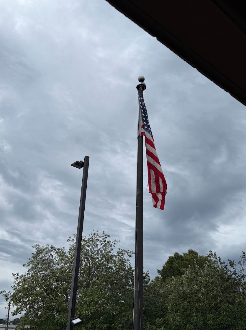 NWSMorristown's tweet photo. If you are wondering where the winds are, so are we!!
The flag outside the office at 1120 am ET is hardly fluttering. https://t.co/Y1fwTvNjgo