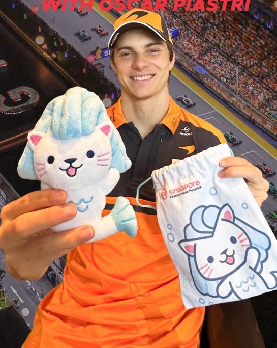 oscbnuuy's tweet photo. omg osckitty and the plushie merlion have the same smile https://t.co/b4elLhbPqP