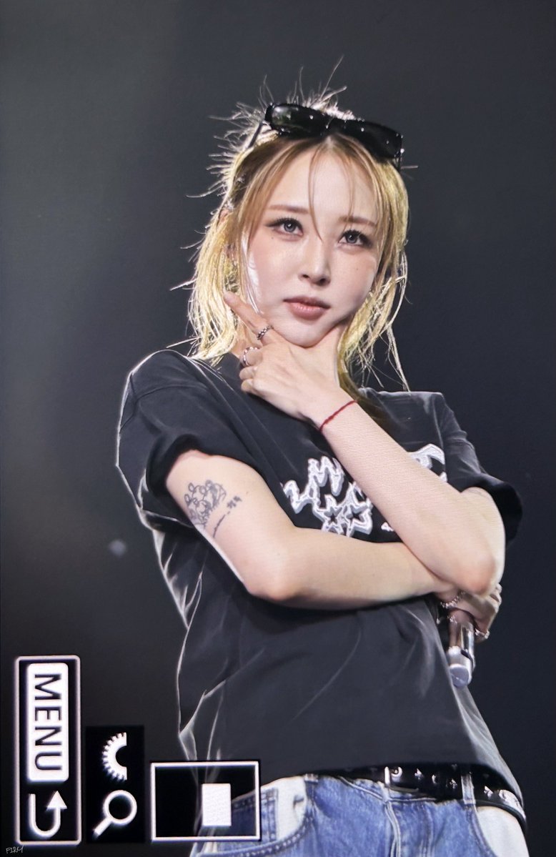 firmstarchaser's tweet photo. 261009 마마무 쿠알라룸푸르 콘서트 

#마마무 #MAMAMOO #문별 #MOONBYUL https://t.co/bjK9LeANxM