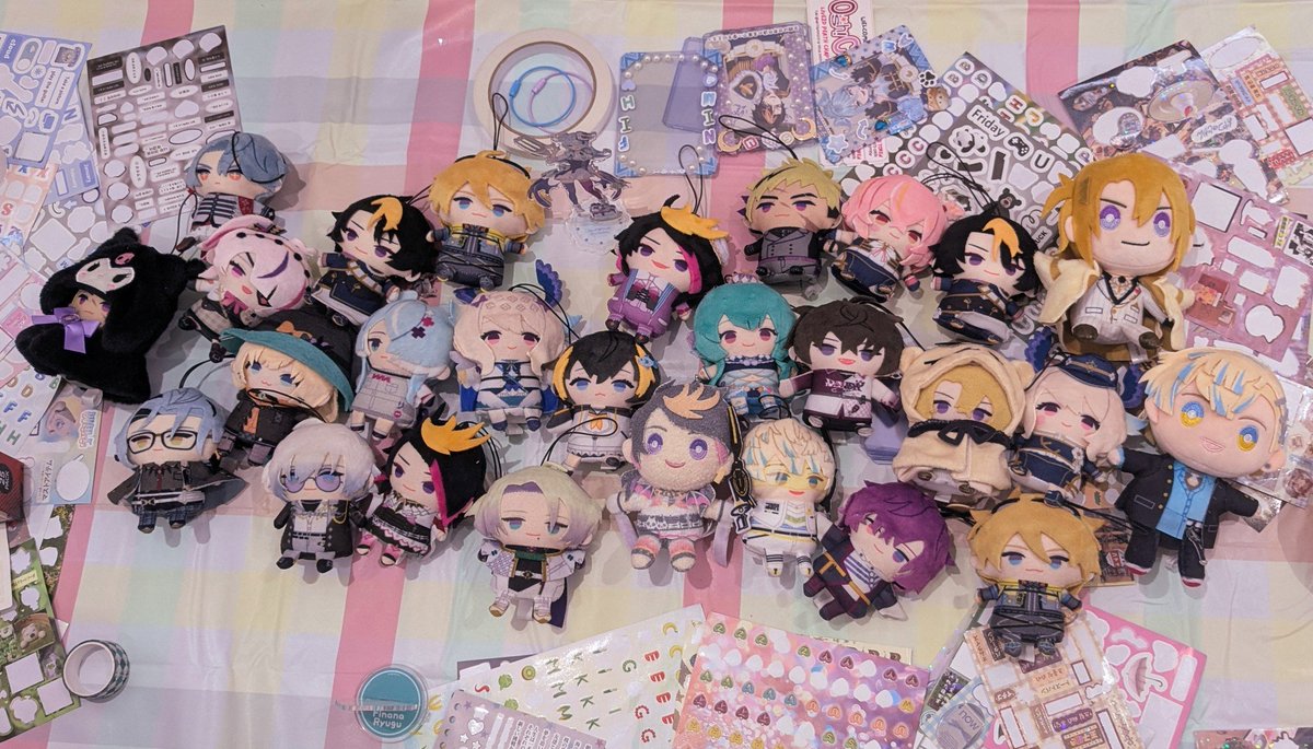 peanut_draws's tweet photo. Went to a local oshi event today and met some really lovely niji fans 🫶 finally made more toploaders !! https://t.co/91tm1dEO5M