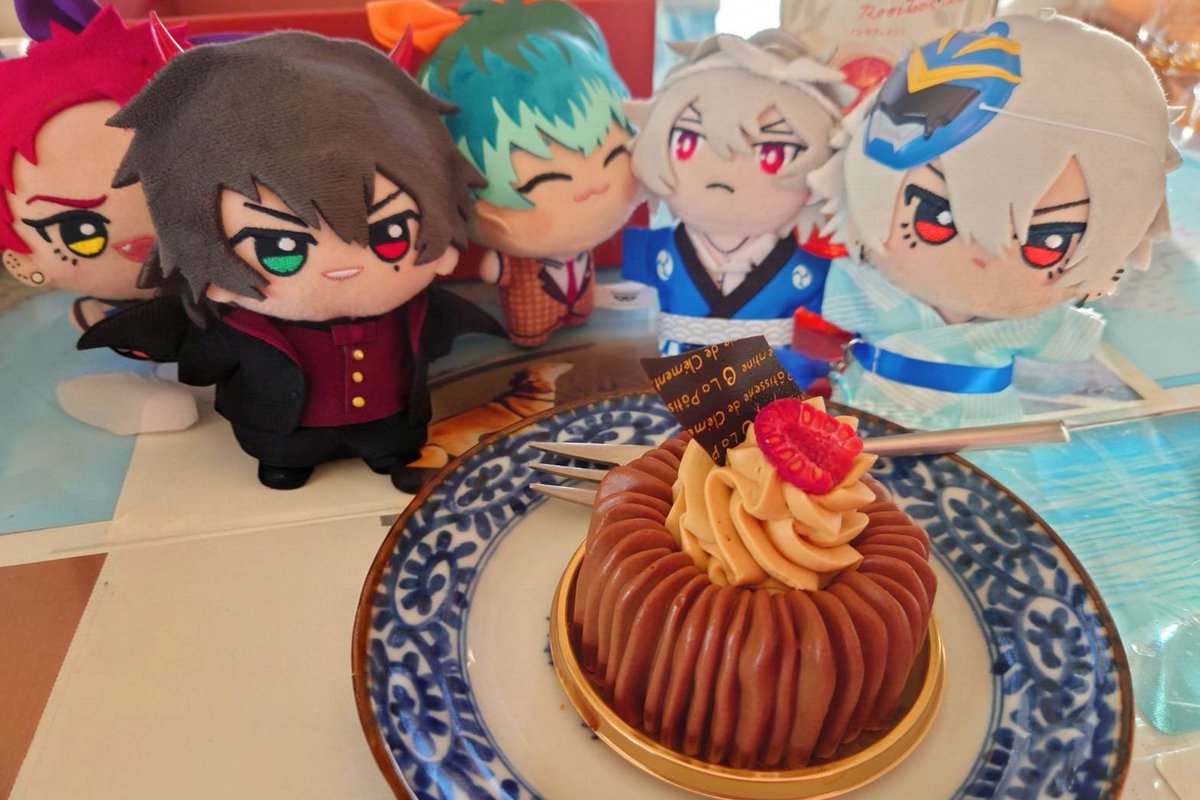 kan_kitsu1119's tweet photo. ぬい達が今年最大の混沌と化している。

(テーブルに北海道の地図敷いてるの狂気過ぎて消しゴムマジック使ったわ) https://t.co/EFinuxI1IM