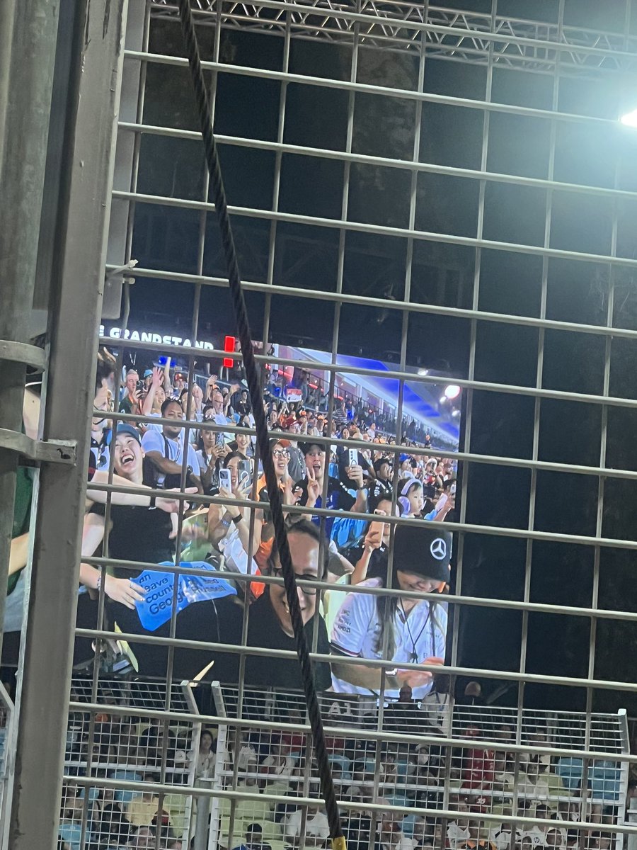 onlyxoillyb_'s tweet photo. ดังแล้ววววววว ขอลายเซ็นหน่อยค่า @fahfromabove https://t.co/gDwiu2HqNZ