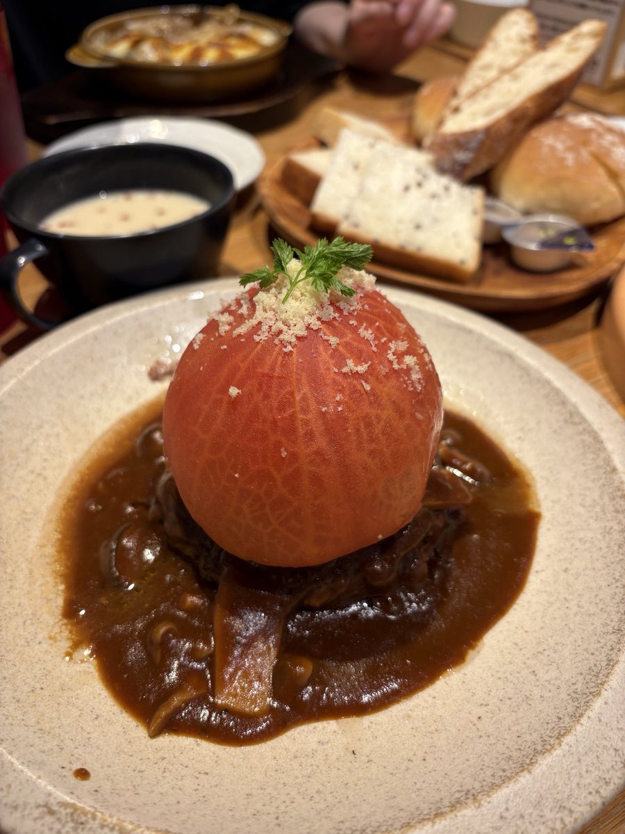 enstnnn's tweet photo. トマト丸ごとハンバーグ食べた🍅 https://t.co/6iqoEIhAU4