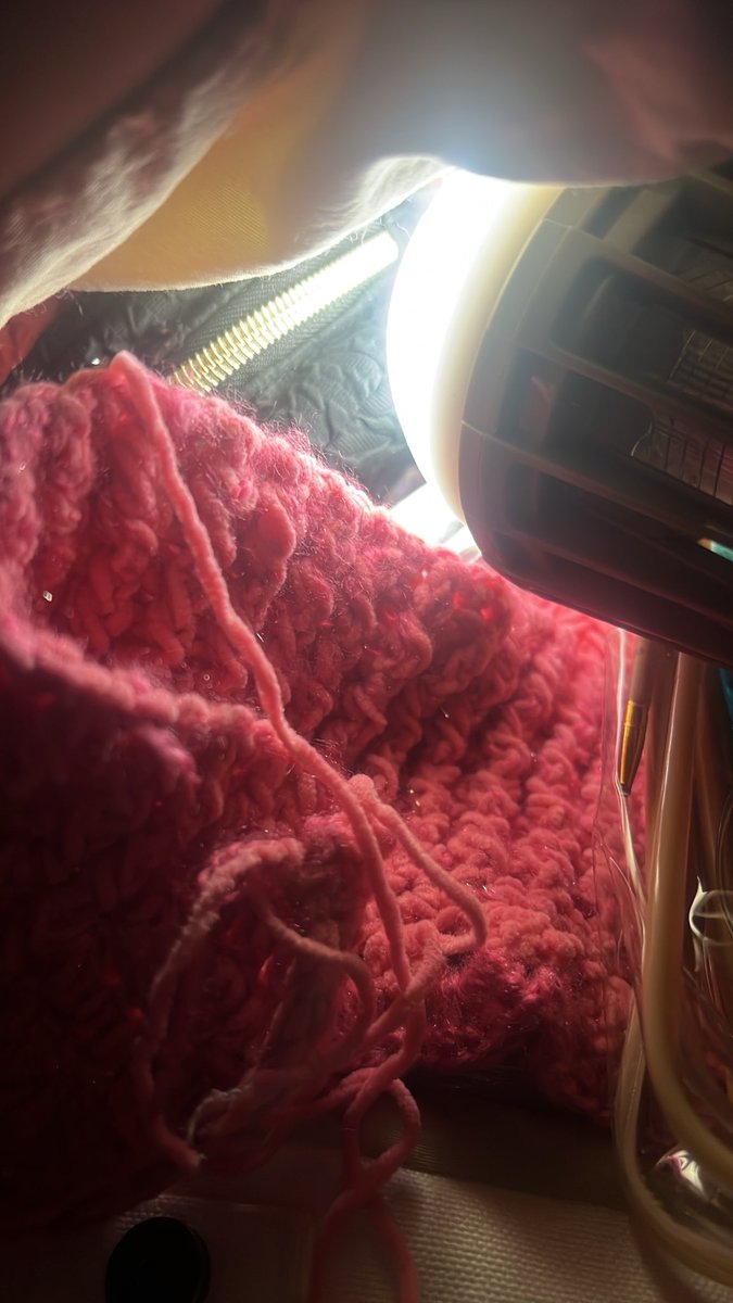 NeeeeeZU's tweet photo. 編みキャンしたかったが、怒涛過ぎたなw
とりあえず天馬（上の子）が「キャンプ楽しーなぁ〜明日もキャンプしたいなぁー」って１０分置きに言うもんだから、英才教育は正解の模様w
てか、結局この時間からひとり時間からいつもと変わらんやんけ！w
テントの隅でモソモソ編み狂おう…🥱💤 https://t.co/SyNgk2mzFm