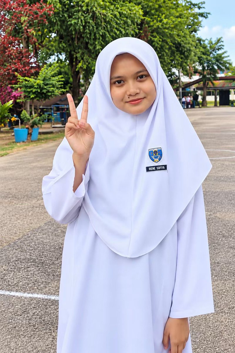 kongsiviralje's tweet photo. Punca Sebenar Kematian Irene Sofiya Akhirnya Didedahkan Oleh Ketua Polis Johor

Kenyataan media terbaru daripada Ketua Polis Johor mendedahkan yang kes pembunuhan menyayat hati melibatkan Irene Sofiya ini sebenarnya bermotifkan dendam sebab cinta ditolak. 

Suspek rasa geram dan dendam selepas arwah tolak cinta dia, ditambah pula arwah nampak rapat dengan kawan baik suspek sendiri. 

Pihak polis juga mengesahkan rakan sekelas mangsa ni merupakan suspek tunggal dan kes langsung tak melibatkan pelajar lain. 

Sekarang ni, tempoh reman suspek dah disambung dan polis beritahu kertas siasatan pun dah hampir siap.

Bercakap pasal senjata tajam atau objek yang digunakan, suspek rupa-rupanya guna sebatang besi sepanjang 96cm yang hujungnya dibalut dengan tali leher untuk dijadikan pemegang. 

Laporan bedah siasat pun dah sahkan arwah adik Irene meninggal dunia akibat pukulan kuat di kepala guna besi panjang tu. 

Bukan setakat di kepala, ada juga kesan lebam dekat tangan dengan badan mangsa yang dipercayai kena pukul dengan besi yang sama. 

Keadaan tempat kejadian yang kecoh dengan pasu bunga pecah serta kerusi meja berselerak sebenarnya membuktikan arwah ada melawan dan bergelut dengan suspek.

Pihak polis juga ambil kesempatan ni untuk betulkan beberapa cerita tak betul yang tular dekat media sosial. 

Pertama sekali, naratif kononnya mangsa dihentak dengan pasu bunga tu salah. 

Kedua, hasil pemeriksaan sahkan arwah adik Irene tidak dir0gl dan langsung tiada cubaan mer0gl pun terjadi, jadi cerita tu memang rekaan semata-mata. 

Akhir sekali, dakwaan sesetengah netizen kata arwah diseret dari surau pun tak betul, malah cermin surau yang pecah tu sebenarnya langsung tiada kaitan dengan kes ni. 

Sama-sama kita doakan semoga keadilan buat arwah adik Irene Sofiya dapat ditegakkan.