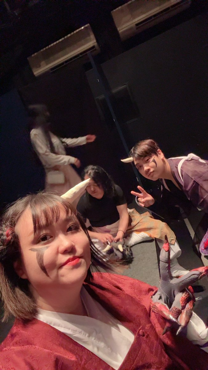 furinkazan_news's tweet photo. 2日目終幕
ご来場のお客様、誠にありがとうございました。 

明日は
12時開演（開場 11:30）
17時開演（開場 16:30）
いよいよ千秋楽です。

チケットのご予約、承り中です。また、当日券もご用意できる見通しです。

おまちしております！
少しリラックスタイムの出演者を添えて…
#そのやく https://t.co/RR84EXiAwL