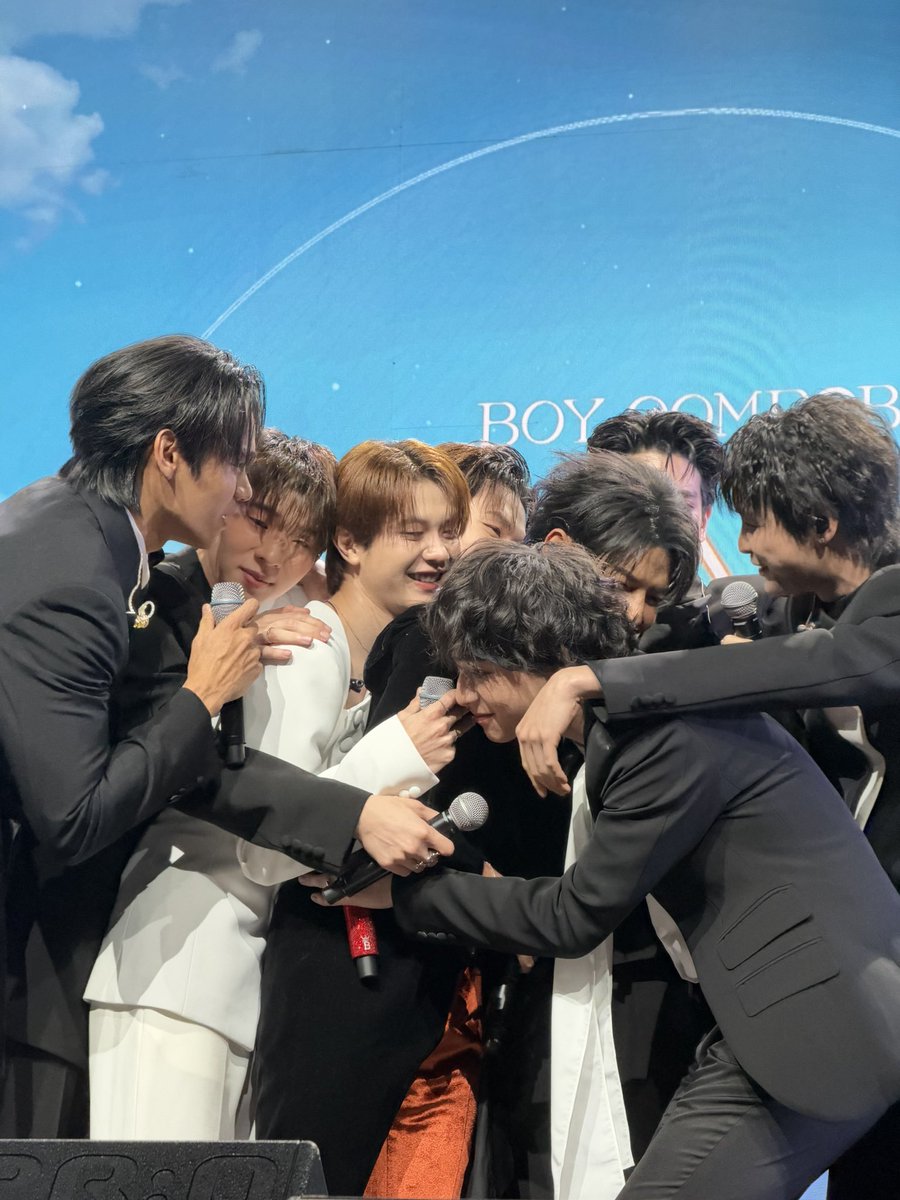 saungfangirlera's tweet photo. SOH babies give heal to P’Boy 🥺🫳🏻

BOY SOMPOB WORLD Y TOUR X SOH
#BoySompobWorldYTourLiveinBangkok https://t.co/B3PrpvPJoD