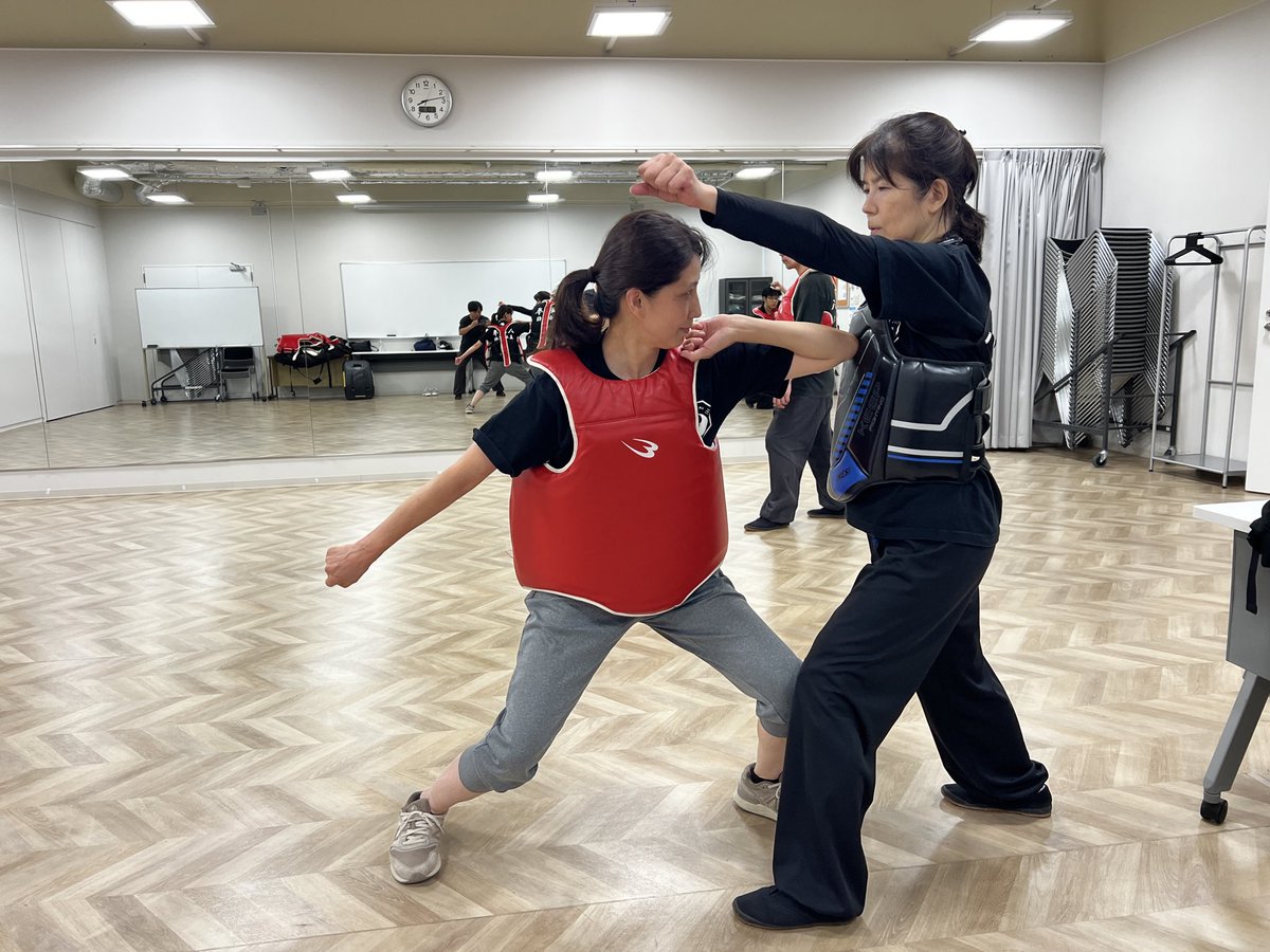tamura_dx8's tweet photo. 本日は朝日カルチャーセンター北九州、正伝八極拳の入門班と基本班の開講日でした。

入門班は靠、金剛八式の伏虎、そして八極小架。

前回見学に���られた女性お二人が、そのまま入会されました。新しく仲間が増えるのは、やはり嬉しいです。さらに今日は、男性お一人が見学に来られました。

基本班は金剛八式の川掌、大八極の套路と技を抜粋して。

上達のスピードはそれぞれですが、皆さん確実に強くなっています。

八極真功武舘では一緒に練習する方を募集しています。見学も体験もできます。
