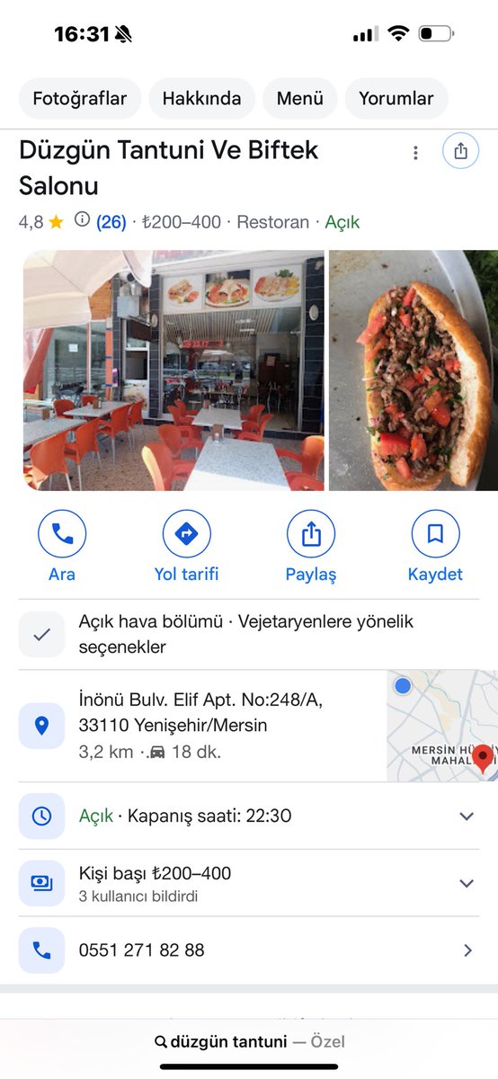 insaatuzmani's tweet photo. Mersin’de 34 yıldır aynı küçücük dükkanda tantuni yapan bir karı koca düşünün. Ne reklamları var ne gösterişli bir mekanları. Sadece işlerini yapıyorlar ama öyle bir tantuni yapıyorlar ki bana göre Mersin’de ellerine su dökecek başka bir yer yok!

Daha önce de paylaşmıştım burayı. Bugün yine uğradım, Sami amcamızla biraz daha sohbet ettik. Ben burayı 15-20 yıllık bir işletme sanıyordum. Meğer tam 34 yıldır aynı yerde, aynı işi yapıyorlarmış. Gerçekten şaşırdım. Eşiyle beraber kafa kafaya vermişler, 34 yıldır bu küçücük dükkanda alın teri döküyorlar. Resmen yaşayan bir çınar burası.

Mersin’e taşınalı 11 yıl oldu. Biz burayı yaklaşık 5 yıl önce tesadüfen keşfettik. Battı çıktı yapıldığı için dükkan biraz geride kalmış. Öyle yoldan geçerken görüp durabileceğiniz bir yer değil. Daha çok bilenlerin gittiği bir mekan.

Şimdi size çok net söylüyorum. Bir gram abartmıyorum, reklam değil, tamamen kendi tavsiyem. Burası benim için MERSİN’İN EN İYİ TANTUNİCİSİ. Mersin’de bir sürü yerde tantuni yedim. Bugün yine uğradım, iki tane açık ekmek biftek tantuni yedim. Arkadaş, böyle bir lezzet olamaz!

Mersin’de yaşayıp buradan tantuni yemeyen, samimi söylüyorum, ben tantuni yedim demesin. O kadar iddialıyım.

Dükkan eski, salaş ama tertemiz. Sami amcamız ve eşi sürekli ellerini yıkıyor, işlerini büyük bir özenle yapıyorlar. Sami amcamızın o naifliği, güler yüzlülüğü, işine duyduğu sevgi sanki yaptığı tantuniye geçmiş. Öyle bir lezzet ki tadı damağımda kalıyor, başka yerde tantuni yiyesim gelmiyor. Ne gösteriş var ne süs. 34 yıldır aynı yerde, aynı lezzeti yaşatan iki güzel insan var.

Şehir dışından Mersin’e gelecekseniz en iyi tantuniyi nerede yerim diye araştırmanıza gerek yok. Gidin burada yiyin, sonra bana teşekkür edersiniz.

Buranın adı Düzgün Tantuni. Abidin Tantuni’yi biraz geçiyorsunuz, denize doğru, petrolün ve Yeni Parti İl Başkanlığının olduğu yere gelmeden küçük, salaş bir dükkan.

Bir de sizden özellikle ricam var. Mersin’de yaşayanlar, Mersin’e gelmeyi düşünenler, tantuni sevenler… Lütfen bu paylaşımı birbirinize gönderin. Sami amcamıza ve eşine destek olalım. 34 yıldır aynı yerde emek veren, artık tarihi bir değer haline gelmiş bir esnafımızdan bahsediyoruz. Dükkanı biraz geride kaldığı için herkesin gözüne çarpmıyor. Böyle insanların, böyle emektar esnafların kıymetini bilmemiz lazım.

34 yıldır aynı yerde tantuni yapan Sami amcamızın ve eşinin ellerinden öpüyorum. Hem emeklerine hem lezzetlerine saygı duydum.

Anlatılmaz, yaşanır. Lütfen gidin, deneyin, çevrenize tavsiye edin. Hem gerçek tantuniyi yiyin hem de 34 yıllık bu güzel emeğe sahip çıkın arkadaşlar. ❤️Mekanın ismini iletişim bilgilerini aşağıya bıraktım.