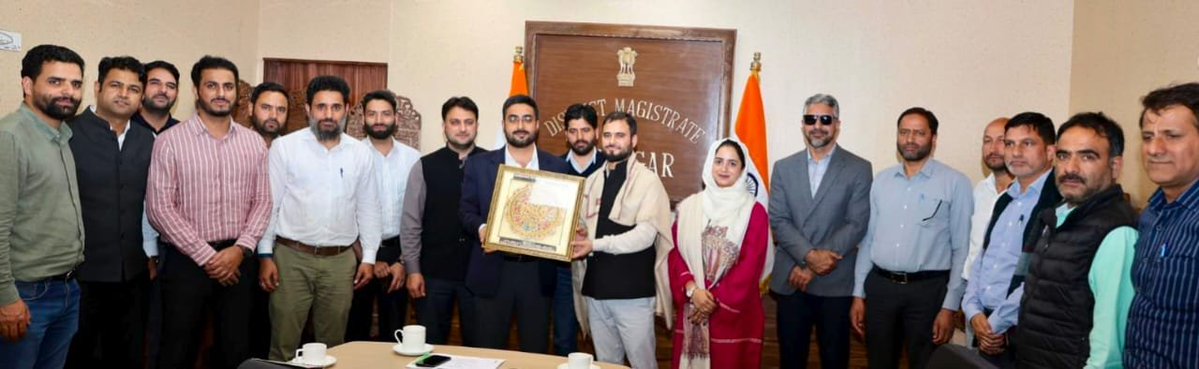 srinagaradmin's tweet photo. Srinagar District Administration bids affectionate farewell to outgoing SDM West Irfan Bahadur

DC Srinagar @akshaylabroo lauds his exemplary  contribution in District's Revenue sector
@diprjk https://t.co/CMw5nnfDR5