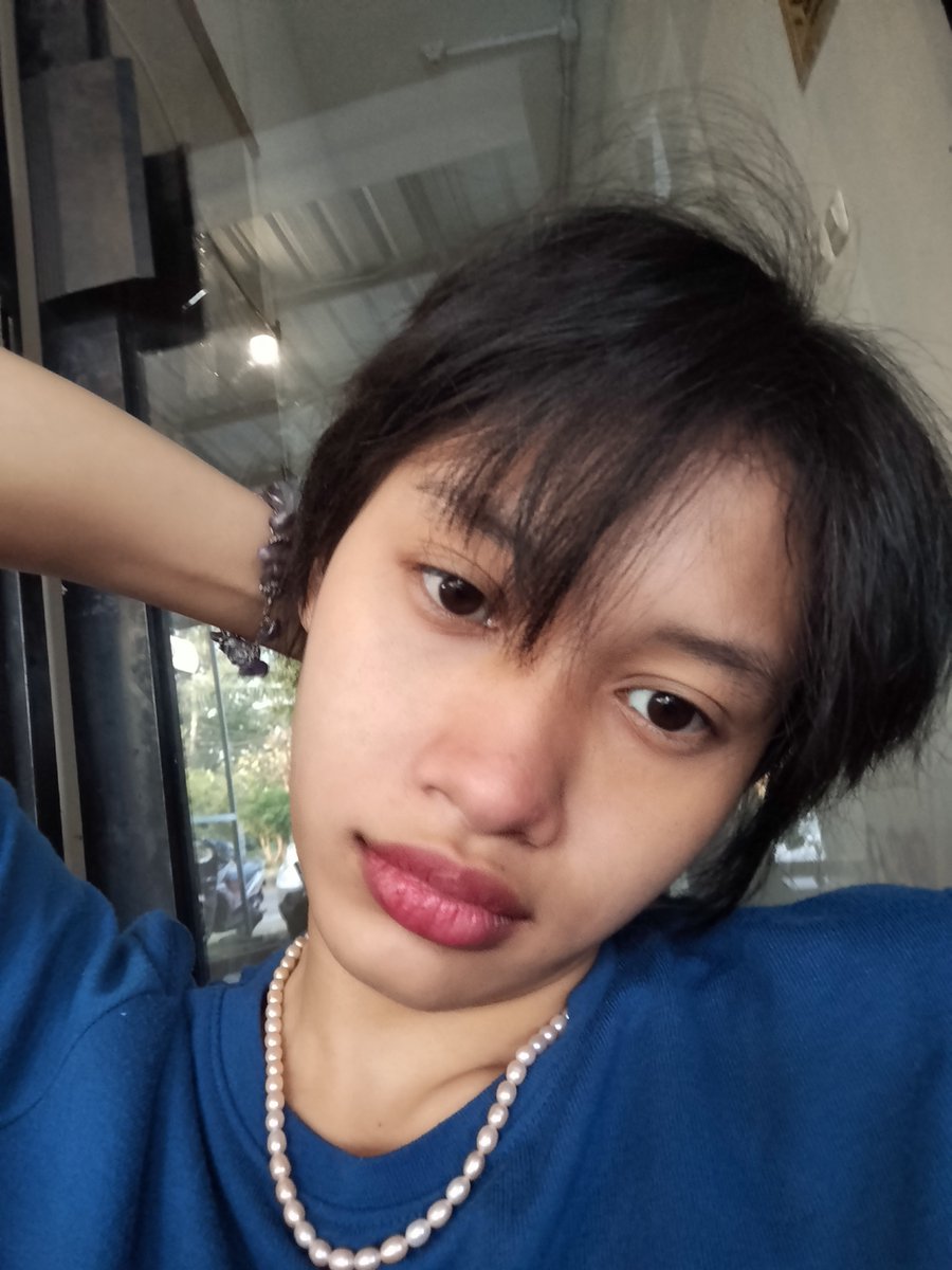 saksimati's tweet photo. [QUEER FRIENDSHIP APPLICATION]

name: rea
age: 22
occupation: naoi rei's personal assistant
zodiac: gem
height: 163
hobby: akhir-akhir ini aku lagi ngulik soal matcha
fun fact: suka tiba-tiba potong rambut on the most random day https://t.co/UhSwdtBXj2