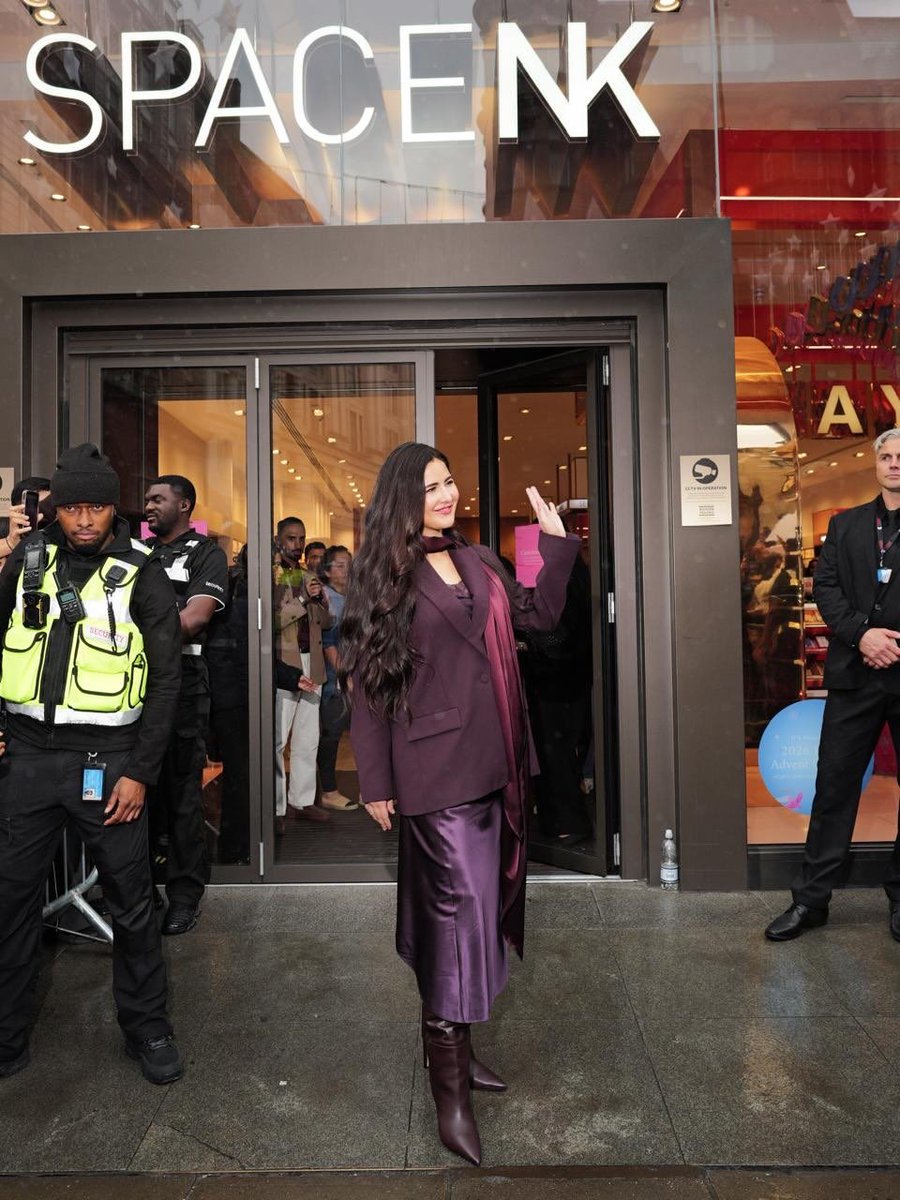KatrinaKaifCafe's tweet photo. #KatrinaKaif attending a Space NK masterclass to celebrate the brand’s first anniversary in the UK https://t.co/lmC2akhkbG
