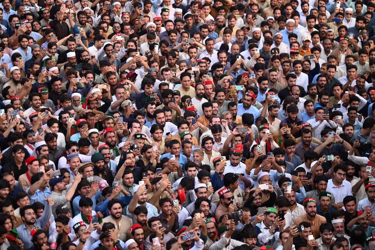ShafiJanPTI's tweet photo. وزیراعلیٰ خیبرپختونخوا محمد سہیل خان آفریدی لانگ مارچ کے ساتویں روز کی قیادت کے لیے امیر معاویہ چوک، چارسدہ پہنچے، جہاں سے انہوں نے آج کے لانگ مارچ کا آغاز کیا۔

عمران خان کے چاہنے والوں کا جمِ غفیر اپنے نوجوان وزیراعلیٰ سہیل آفریدی کے استقبال کے لیے سڑکوں پر موجود ہے۔ فضا پارٹی ترانوں اور نعروں سے گونج رہی ہے۔

ان شاء اللہ، منزل قریب ہے۔ حقیقی آزادی کی یہ پُرامن جدوجہد جاری رہے گی۔ یہ قافلہ اب رکنے والا نہیں، یہ عوام اب ڈرنے والی نہیں۔

#عوامی_مزاحمت_کی_للکار