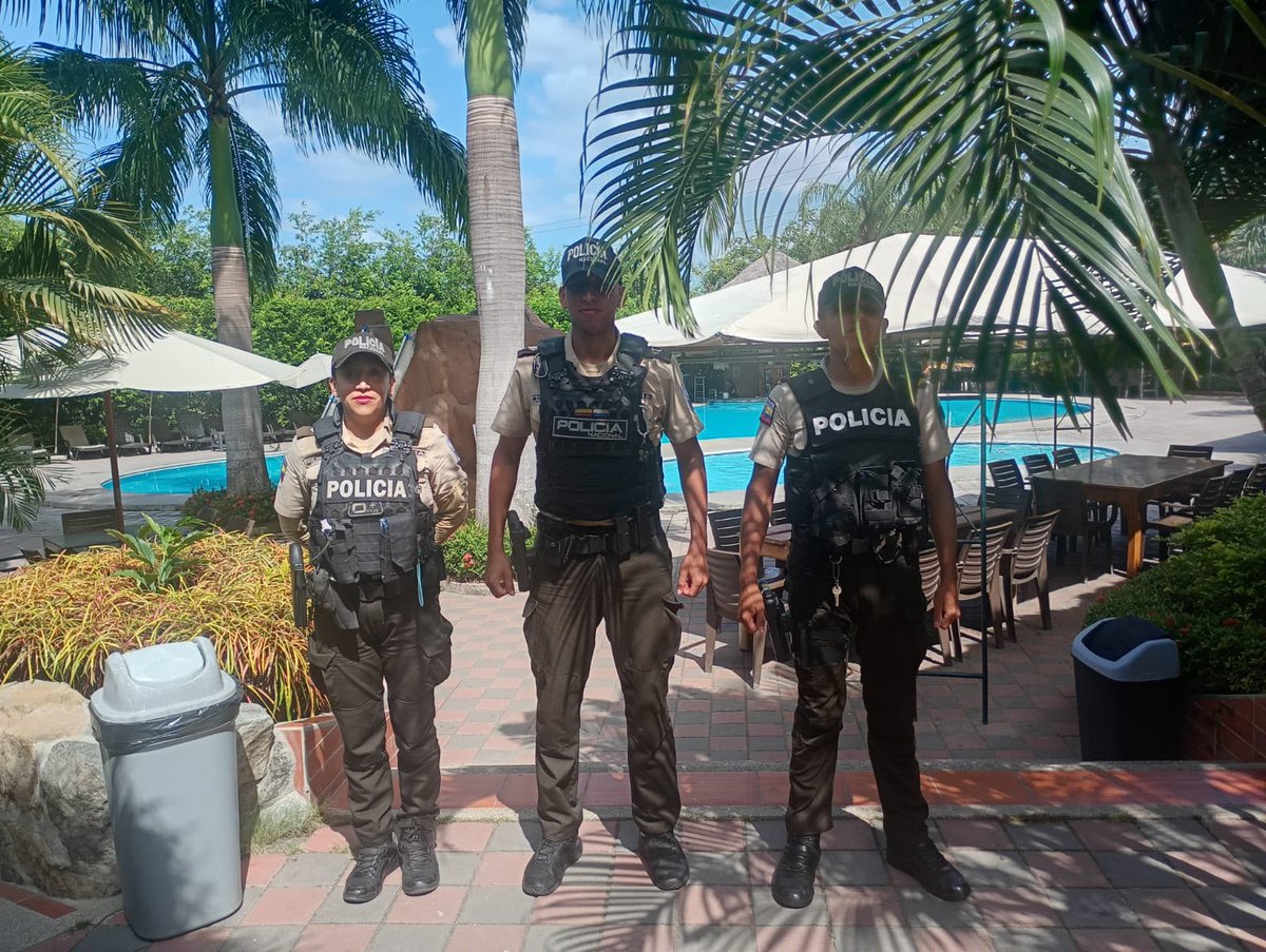 PoliciaEcZona7's tweet photo. PRESENCIA POLICIAL
Realizamos patrullajes preventivos en lugares concurridos y dialogamos con la ciudadanía para fortalecer la seguridad durante el #Feriado09DeOctubre en Huaquillas #ElOro.
#EstrategiaOperacional3D
#ServirYProtegerConFirmeza https://t.co/dLqN35DKwC