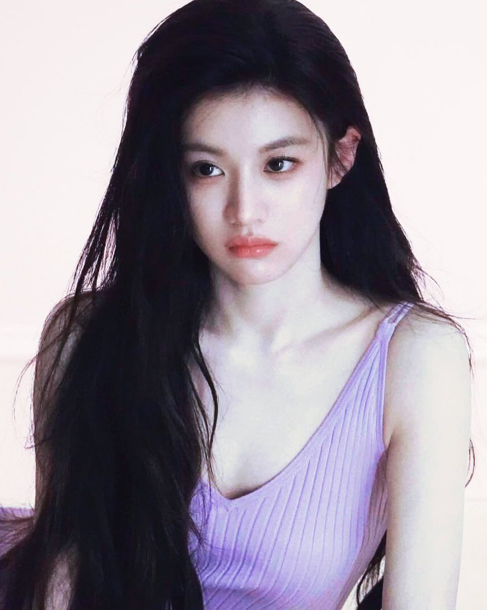 princess_gyj's tweet photo. 한 얼굴에서 이 두개가 가능한거구나.. https://t.co/8rHzMfFukw