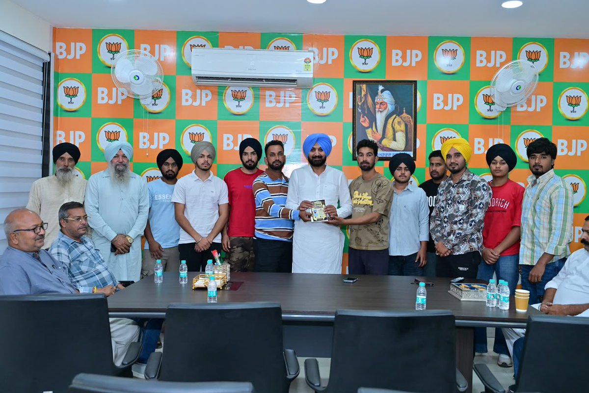 Rsgillofficial's tweet photo. ਅੱਜ ਮੇਰੇ ਦਫ਼ਤਰ ਵਿਖੇ ਹਲਕੇ ਦੇ ਵੱਖ-ਵੱਖ ਪਿੰਡਾਂ ਤੋਂ ਪਹੁੰਚੇ ਸਤਿਕਾਰਯੋਗ ਸਾਥੀਆਂ ਨਾਲ ਮੁਲਾਕਾਤ ਕੀਤੀ ਅਤੇ ਵੱਖ-ਵੱਖ ਸਮਾਗਮਾਂ ਦੇ ਸੱਦਾ ਪੱਤਰ ਪ੍ਰਾਪਤ ਕੀਤੇ। ਇਸ ਨਿੱਘੀ ਮੁਲਾਕਾਤ ਦੌਰਾਨ ਅਗਾਮੀ ਵਿਧਾਨ ਸਭਾ ਚੋਣਾਂ ਸਮੇਤ ਸਮਾਜਿਕ ਅਤੇ ਰਾਜਨੀਤਿਕ ਮੁੱਦਿਆਂ ਤੇ ਵਿਚਾਰ - ਚਰਚਾ ਕੀਤੀ।
#RanjitSinghGill #Kharar #Mission27 https://t.co/kWCE8h6Gtt