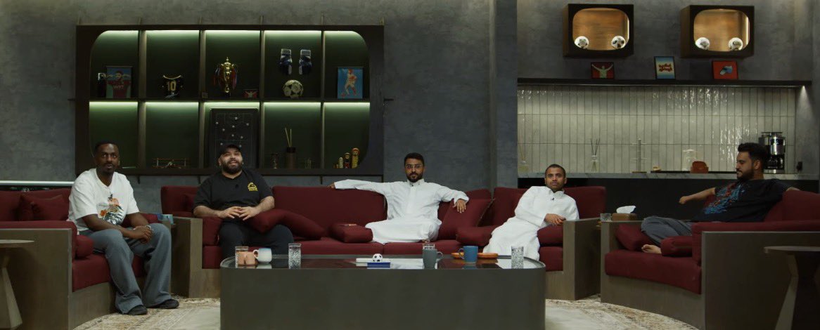 mohfawzan's tweet photo. أنصحك تتابع استديو الجماهير إذا تهمّك هالأمور :

١. تبي ناس يتابعون معك المباراة بشكل مباشر

٢. ودك بسواليف وضحك وطقطقة كأنك باستراحة أخوياك

٣. مواقف وقصص صارت للاعبين سابقين نستضيفهم أو صنّاع محتوى رهيبين

٤. هذي عاد عندكم https://t.co/grCAZNJd70