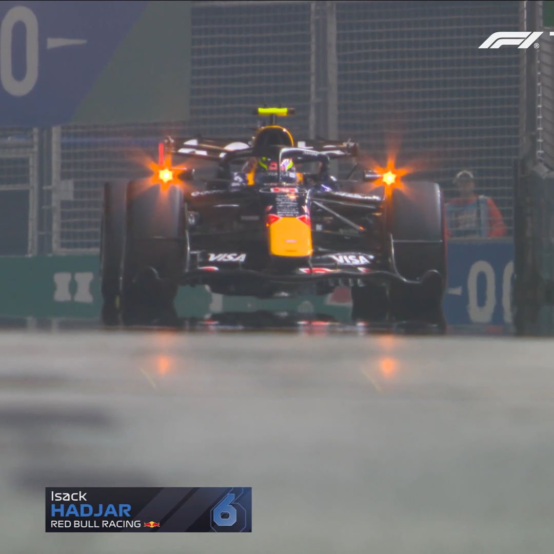 Formula1Fangio's tweet photo. Hadjar puso las balizas https://t.co/Ov7OsJSLb6