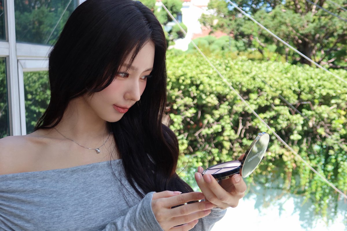 FranLiong's tweet photo. [261010] 曺薇娟 小紅書/小红书 🍠 미연 샤오훙수 MIYEON rednote(Xiaohongshu) Update 

魔镜啊魔镜
谁是��界上最漂亮的人呀?🫢🤍✨

MIYEON X RED CHAMBER

#曺薇娟 #赵美延 
#미연 #MIYEON #ミヨン
#조미연 #MY #CHOMIYEON

https://t.co/L2BPmvT6tU https://t.co/ySubRSyr7P