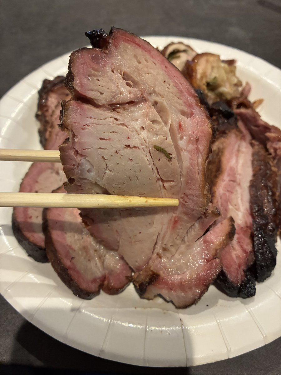 tunaxmagro's tweet photo. 豚肩ロースと鶏モモの燻製
実食です！！
しっかりスモークリングついてちょっと感動したw
鶏の方はロールにしてニンニクとか生姜巻いたのが良い感じのアクセントになってる！
#燻製 https://t.co/27VKtd3k79