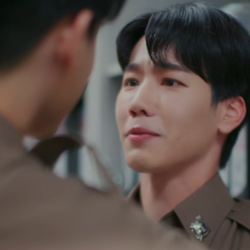 ywarchve's tweet photo. theer : are you avoiding me aren’t you?
mangkorn : im just organizing these documents lets talk later im busy 
theer: listen about last night

mangkorn got embarrassed until don’t wanna meet his husband🤭

#PoliceinLoveEP5
PIL SERIES EP5 https://t.co/ciJQzodZg0