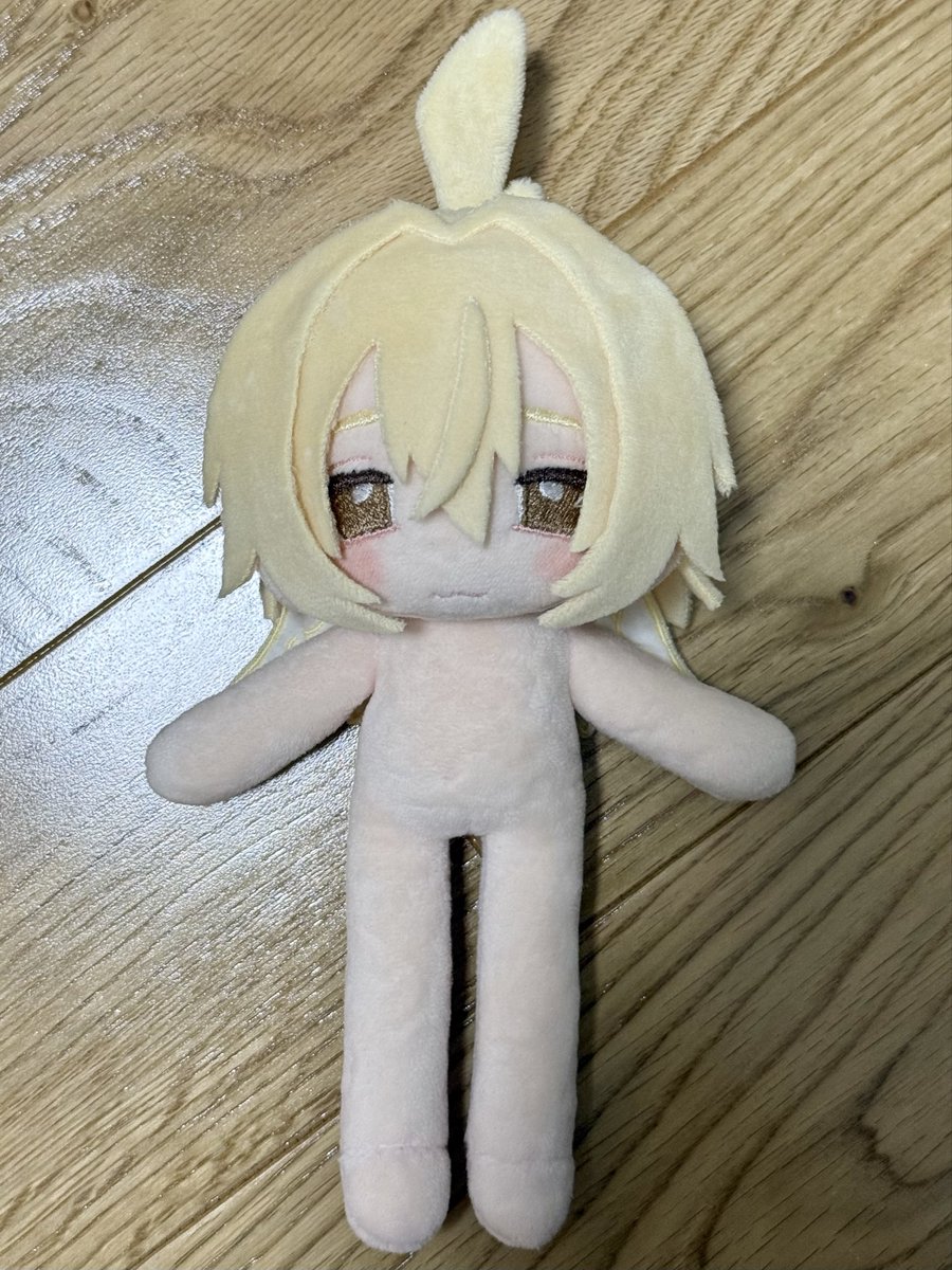 ino_nui's tweet photo. 大切なお友達からのオーダーで作成したオカメインコモチーフのぬいぐるみが完成しました🪽
新しく立体刺繍の羽も実験的に取り入れさせてもらいました🙏🏻
初オーダーぬい、喜んでもらえたし可愛くできてよかったです🫶 https://t.co/tnSb7talC1