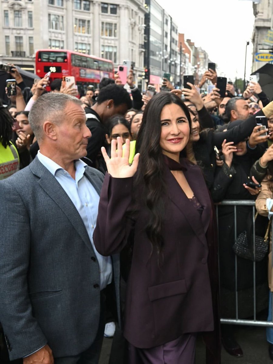 KatrinaKaifCafe's tweet photo. [Close-Ups] #KatrinaKaif at Space NK yesterday https://t.co/C9eGdrAYqv