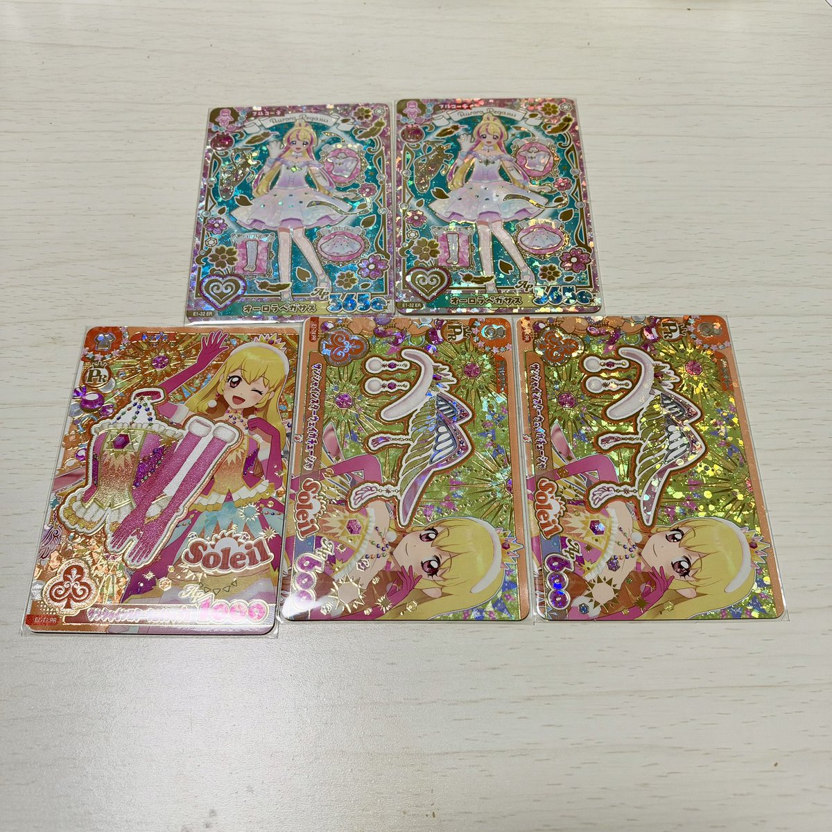 OTEYAWARACRAB_'s tweet photo. アイカツアンコール カード 交換 第1弾

【譲】画像1
ER アンコールレア オーロラペガサス ハナ
PR サンシャインスターウェイトップス/カチューシャ いちご

【求】画像2
左→右/上→下　順に求

パラレルは難しそうなので基本PRと交換(比率違い可)
リプライにお願いします。
郵送
#アイカツアンコール https://t.co/dG0ZU8IS9E