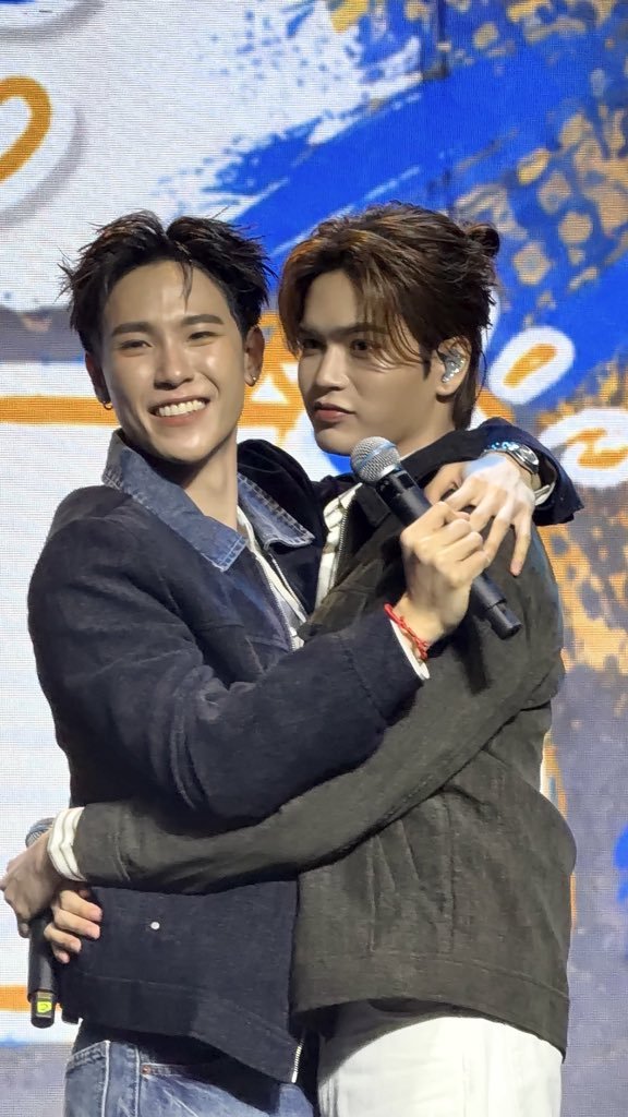 blissmaydraft's tweet photo. Aii: ini pacar aku gais! 
Koon: diem. malu tau.
Aii: semua orang harus tau! Pacar aku GANTENG CANTIK SEKALII 🫰🏻
Koon: DIEM IH AII!
Aii: ganteng. cantik. lucu. gemes. sayangnya Aii 🫰🏻
Koon: *ngumpetin mukanya di bahu Aii* 
Aii: LUCUNYAAAAA!!! 

I want to be 21 now .. 

#JUNIORMARK https://t.co/LQcLqAwHIn
