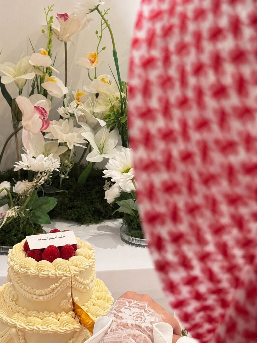 Eilafn7's tweet photo. أختي يوم النظرة الشرعية طلبت من العريس طلب ما توقعتو أبد
قالت له: أبعد شماغك أبي أشوف شعرك، أبي أتأكد أصلع ولا لا
العريس عصب وقال الرجال ما يعيبه شي! 
قالت له بكل برود  أجل توكل على الله أنت ما تلزمني أخذ نفسه وأهله وطلعوا
وأنا أفكر
هي كانت تبي تشوف شعره ولا تسوي له اختبار تحمل ؟ https://t.co/IEPoBpqeBQ