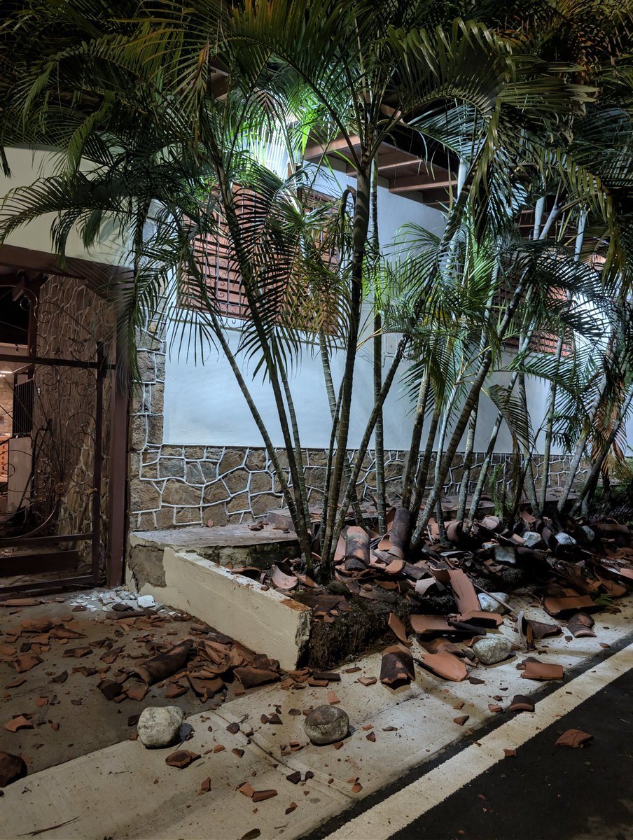 KikexMonster's tweet photo. La realidad en Macaracas, continua las replicas agresivas repentinas. Hay personas sin agua, y sin luz.

#Panama
#earthquake https://t.co/t0JWYXOpYx