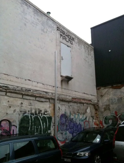carasaki11's tweet photo. Entrada de un gimnasio de parkour en Malmö, Suecia (2014) https://t.co/n3MK6xVr4k