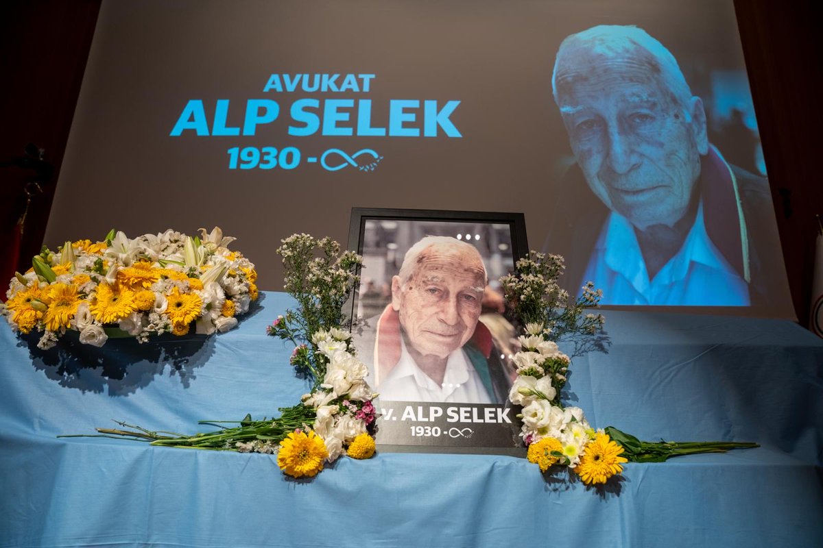 degisim_avukat's tweet photo. AVUKAT ALP SELEK’İ BAROMUZDAN UĞURLADIK

Çağdaş avukatlık geleneğinin öncülerinden, geçtiğimiz gün kaybettiğimiz meslektaşımız Av. Alp Selek’i baromuzda yapılan törenle sonsuzluğa uğurladık.

Değişim İçin Avukatlar olarak, emeğin haklarını, insan onurunu ve özgürlükleri savunan mirasını sürdürme kararlılığıyla kendisini bir kez daha saygı ve minnetle anıyoruz. Ailesine, yakınlarına, meslektaşlarımıza ve mücadele arkadaşlarına başsağlığı diliyoruz. @ibrahimkaboglu 

DEĞİŞİM İÇİN AVUKATLAR