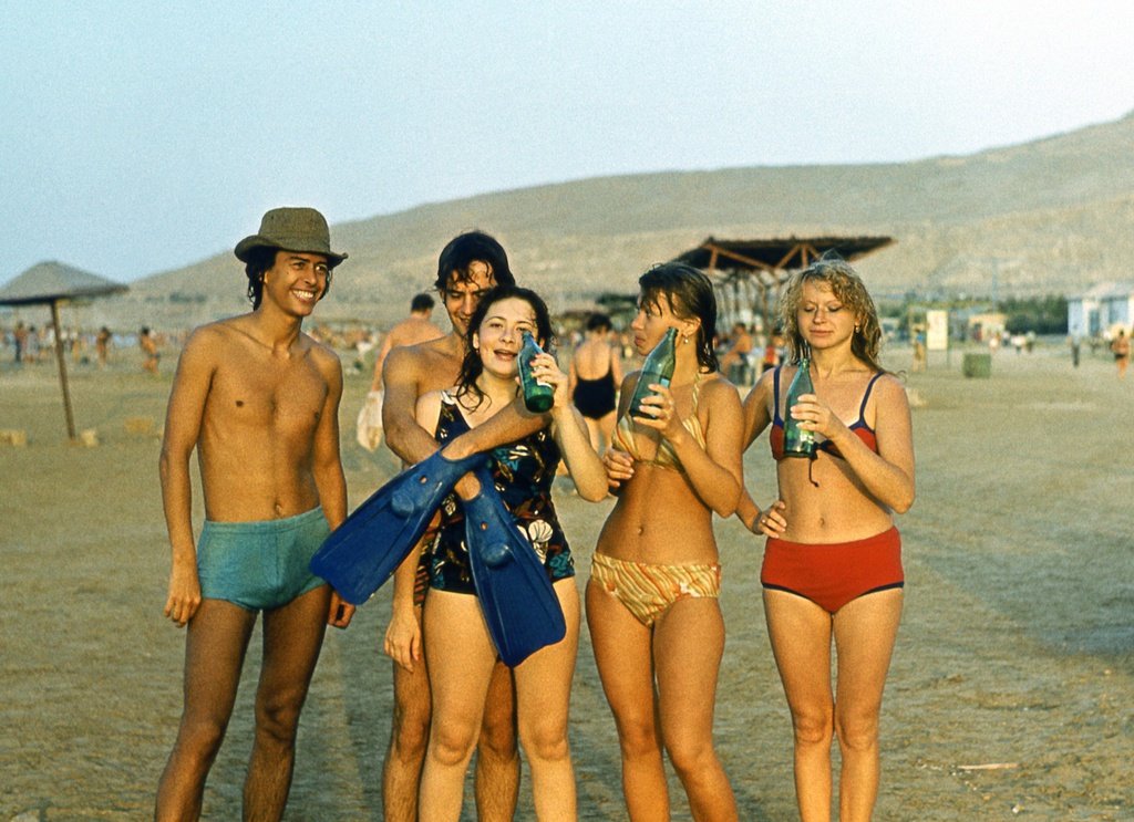 eastblocvisuals's tweet photo. Students on vacation in Baku, Azerbaijan SSR, 1976. https://t.co/Lg2hpa48d8
