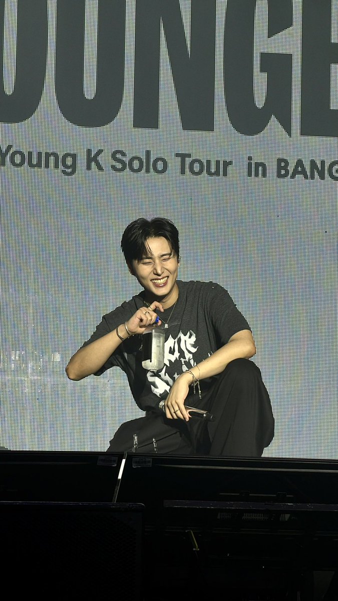 notesfromjann's tweet photo. ยืนหน้าขวดน้ำ = กินน้ำทั้งคอน #YoungK_Solo_Tour_YOUNGEST https://t.co/UtJr6mRdH7