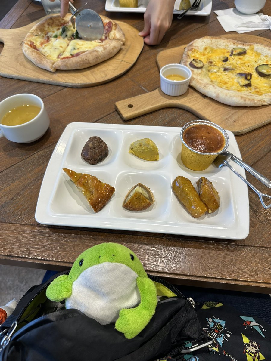 crsg_440's tweet photo. 今日のかいぬしin茨城
いもスイーツビュッフェであまりの重さに大敗です🍠
大学芋詰め放題してかえりました

🐸「ﾜｧ…」 https://t.co/ZGgbwAOfKu