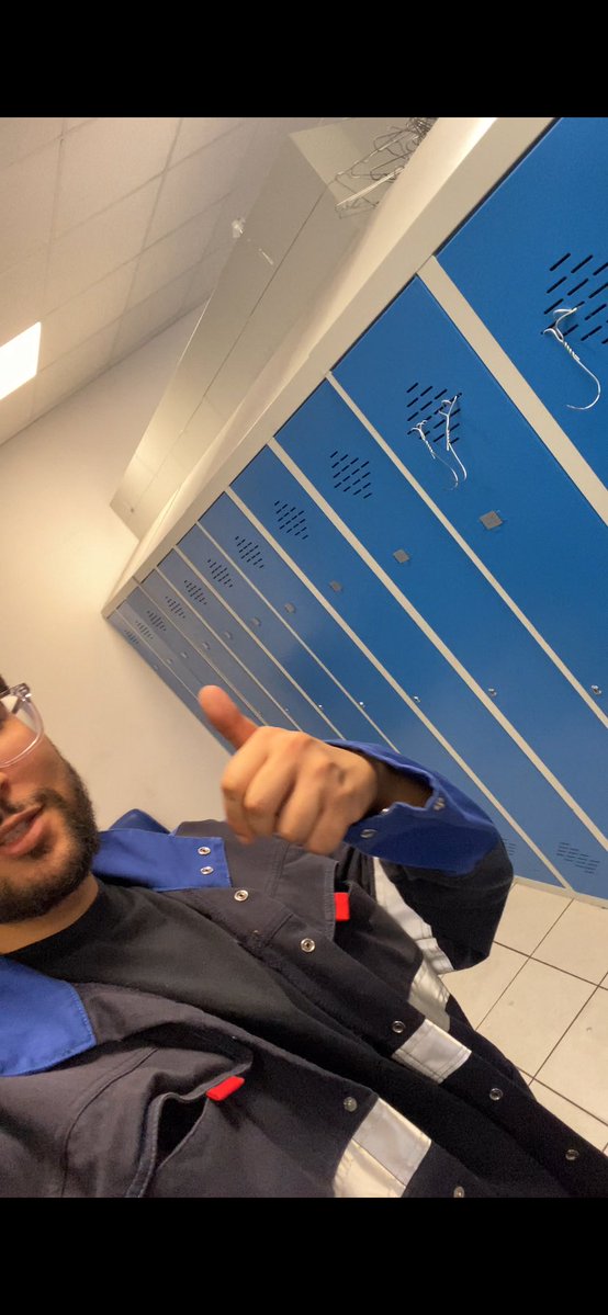 dsmaa_8's tweet photo. Bac+5 PGE dans une bonne ecole avec 4 ans d’alternance, je parle bien, j’ai un bon relationnel, je suis tres cultivé mais je me retrouve à me lever à 4h pour aller à l’usine dans un taff physique, sale, qui paie au lance pierre, avec un casque de m*rde qui donne la calvitie https://t.co/BIBGxWuORM