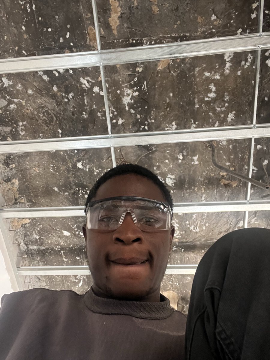 Dan14138826's tweet photo. @leParrainRDC Bosss parrain au chantier svp soutenez moi 
Avec quelques choses 0973888268 https://t.co/MyUQUNXSHY