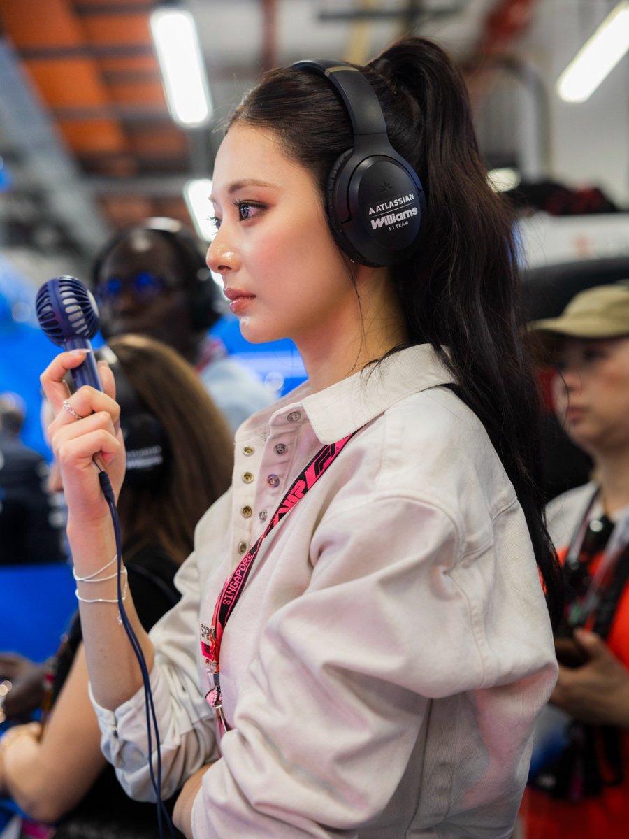 Sallycuur's tweet photo. TZUYU in the garage. Singapore GP edition 💙🇸🇬

#WilliamsXTzuyu #tzuyu https://t.co/VIF9iKn61q