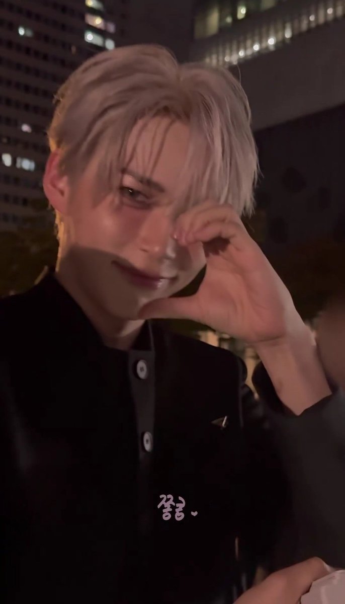 ze_haobin's tweet photo. he is so happy and giggly while doing the fan service man he's truly one of the gems of an idol 😭 https://t.co/bQLU3JHDhc
