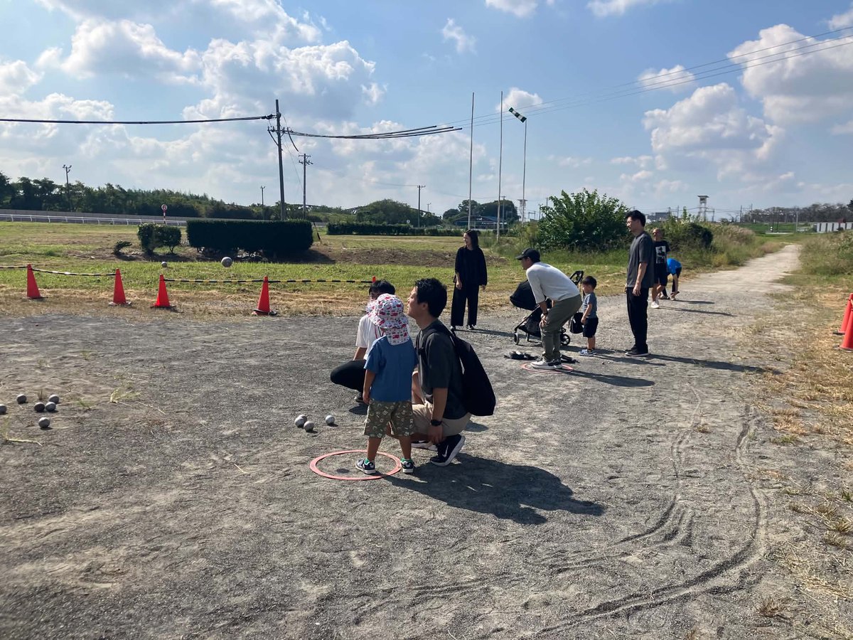 GU_Petanque's tweet photo. 今日はメンバー6人で、笠松競馬場の秋まつりでの大会と体験会をしました。大会の方では22チームが参加し、体験会では多くの家族連れの方達で賑わいました！
この調子で大会や体験会を頑張ります！
#岐阜大学　#ペタンク　#笠松競馬場 https://t.co/UjVDOa0EwU