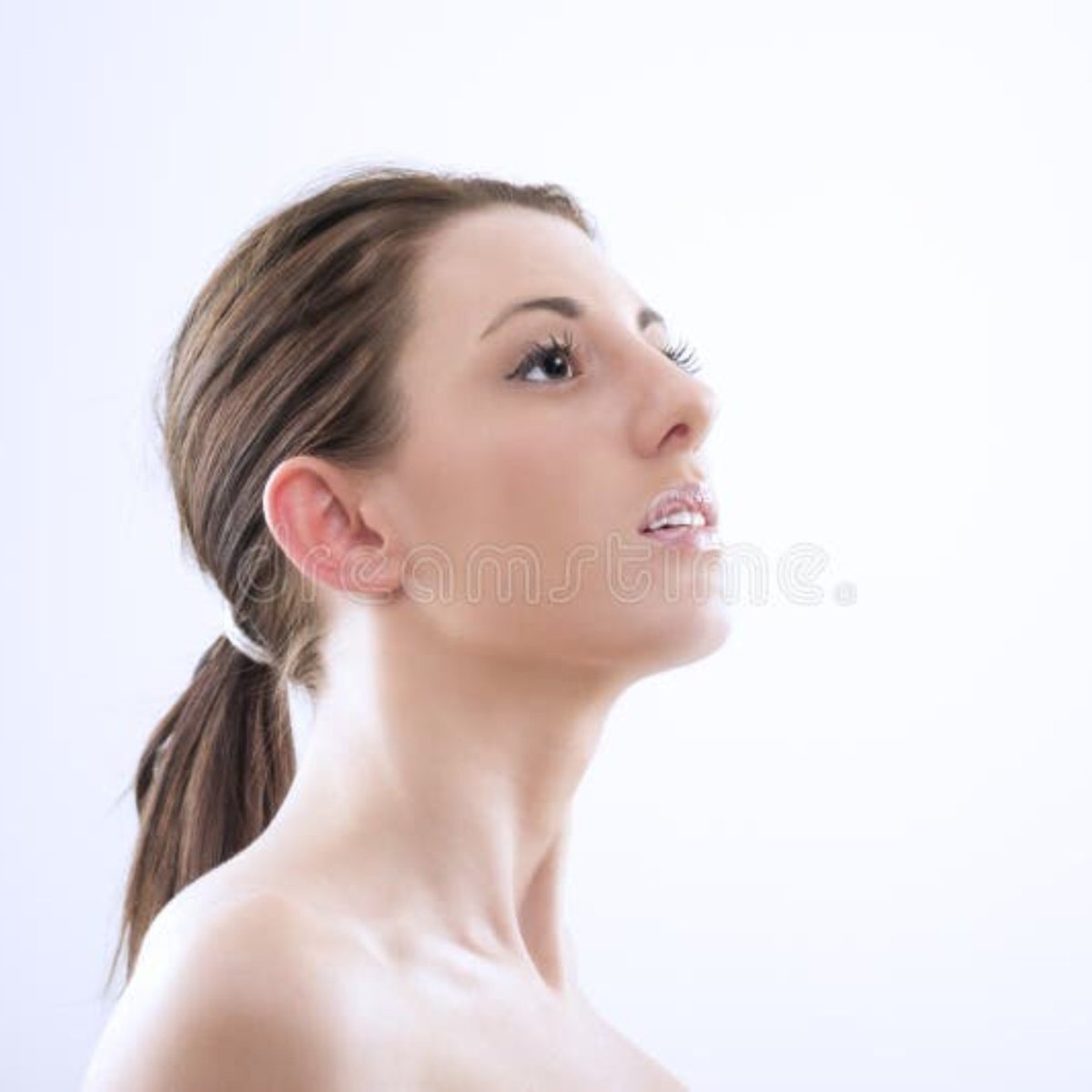 willwillwat's tweet photo. @czechiaenjoyer @schrdngrstrnny It's something at least, cis women usually have nothing (random photos I got off the internet for comparison) except for a FEW cases... in which they shave it off... because any adam's apple to them is masculine 😬

And your point was that no adam's apple = ftm, which is untrue https://t.co/tIp8vjVsob